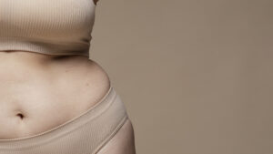 Close em corpo de mulher com lingerie, representando o tema da viabilidade dos adipócitos